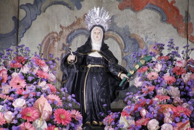 Quién es Santa Rita, patrona de lo imposible y cuál es su historia 29 estatua de santa rita en un altar