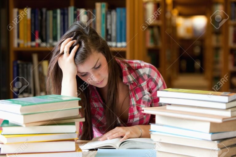 Qué opciones tengo para estudiar sin haber terminado el secundario 30 estudiante en biblioteca rodeado de libros