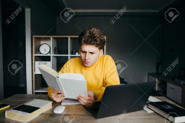 estudiante en casa con laptop y libros 1