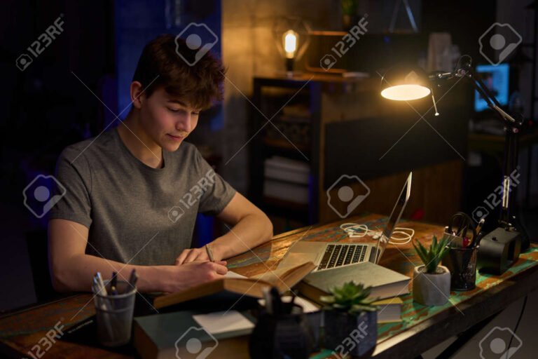 estudiante en casa con libros y computadora