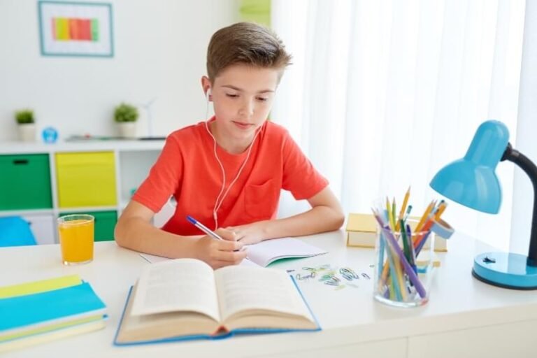 estudiante en casa con materiales de estudio