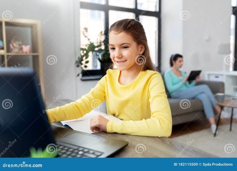 Qué opciones de carreras cortas a distancia gratuitas existen 28 estudiante en laptop aprendiendo en casa