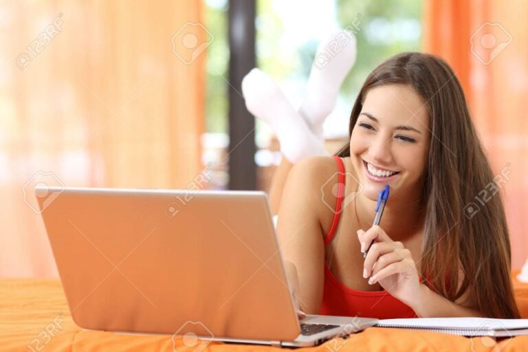 Cómo puedo anotarme a la Beca Progresar en Argentina 22 estudiante feliz con laptop en casa