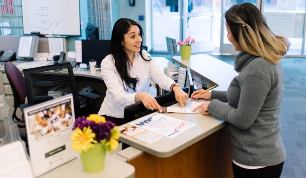 estudiante recibiendo apoyo financiero