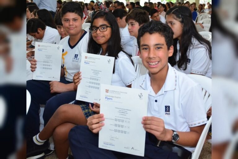 Para qué sirve el certificado escolar de ANSES y cómo obtenerlo 17 estudiante recibiendo un certificado escolar