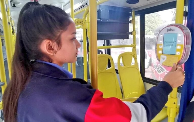 Cómo puedo saber si tengo el boleto estudiantil disponible 8 estudiante revisando su boleto de transporte