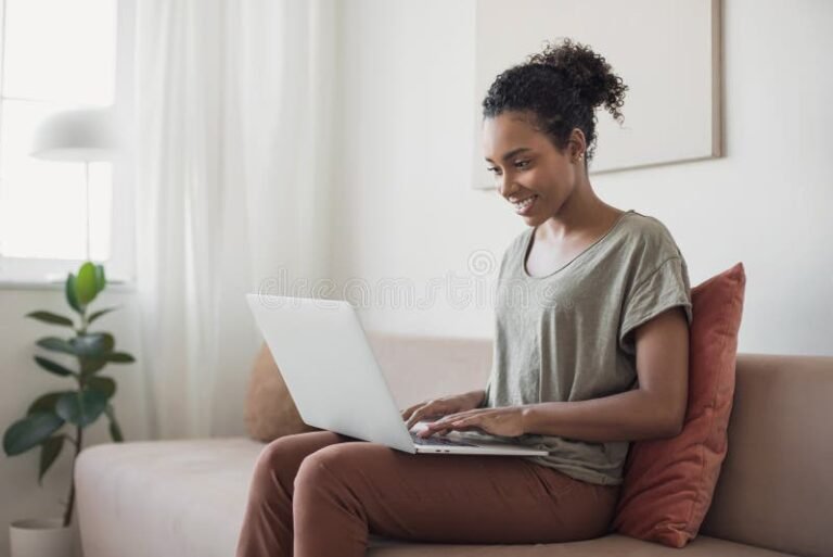 Cómo hacer la preinscripción para Fines Educativos en Argentina 7 estudiante usando computadora en casa