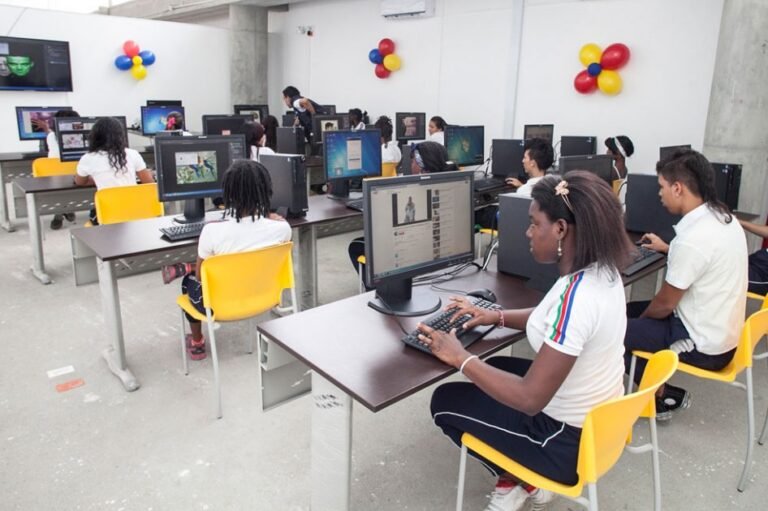 estudiante usando computadora para inscripciones