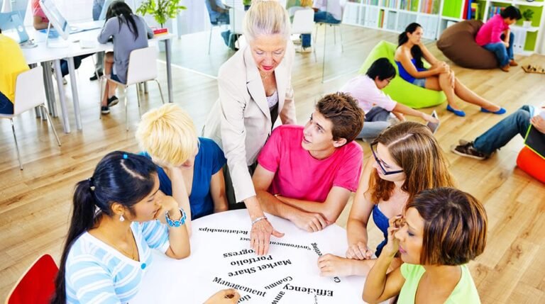 Qué es un programa de formación y certificación en lenguas extranjeras 13 estudiantes aprendiendo en clase de idiomas