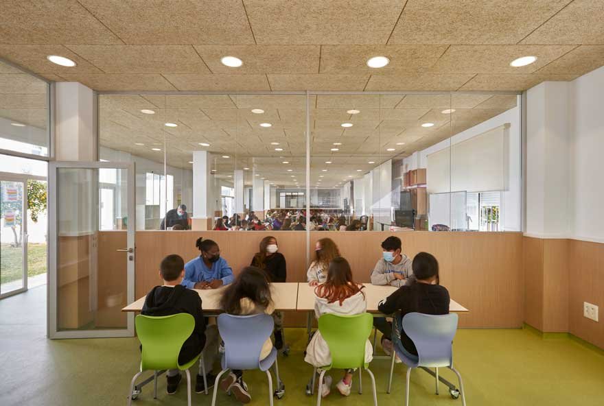 estudiantes aprendiendo en un aula luminosa