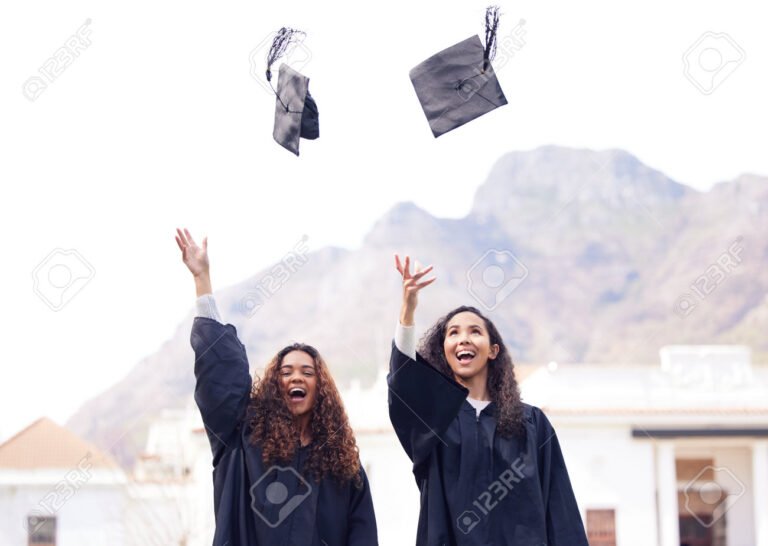 En qué consiste la beca al mérito en San Luis y cómo se puede obtener 18 estudiantes celebrando su logro academico juntos