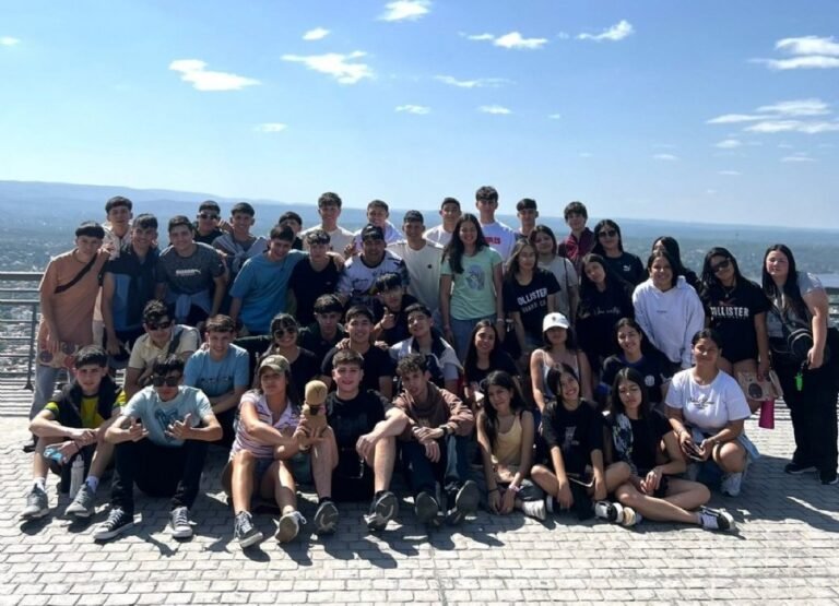 Qué es la cuota cero para el viaje de egresados y cómo funciona 18 estudiantes celebrando su viaje de egresados