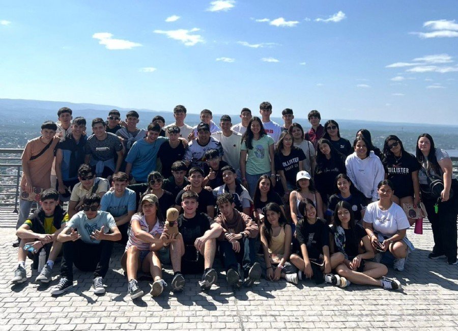 estudiantes celebrando su viaje de egresados