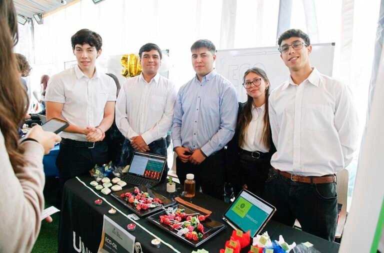 Qué incluye una carrera de marketing y publicidad online 4 estudiantes colaborando en proyecto de marketing