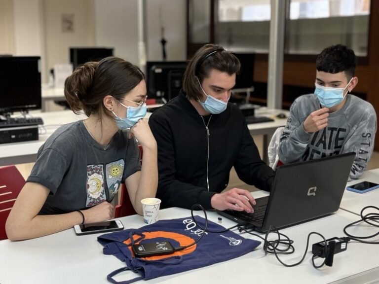 Cómo es el plan de estudio de Ingeniería en Sistemas en UTN 22 estudiantes colaborando en un proyecto informatico