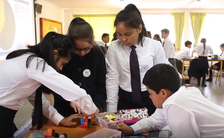 Qué es un taller de acompañamiento al estudio y cómo puede ayudar 13 estudiantes colaborando en un taller educativo