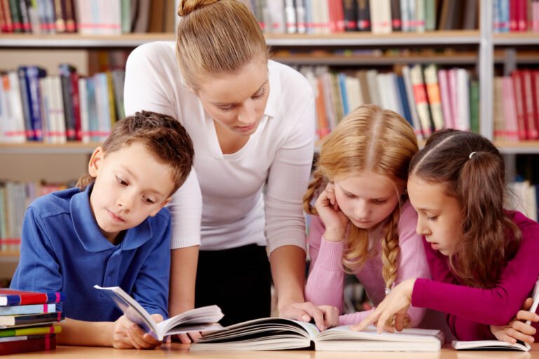 De qué manera se determina si los alumnos pasan de año en Argentina 10 estudiantes en aula con libros y tareas