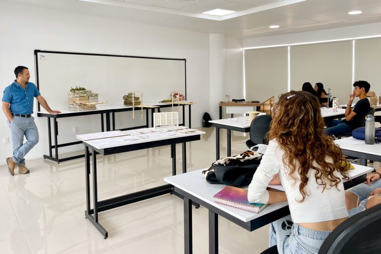 estudiantes en aula de arquitectura practica
