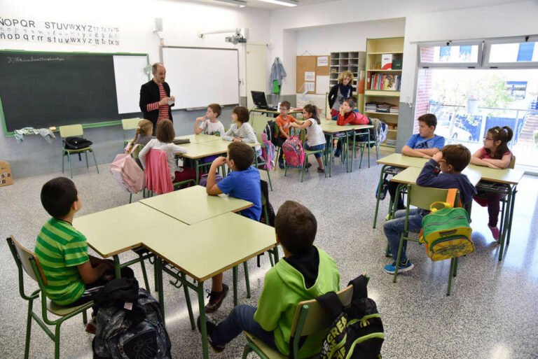 estudiantes en aula de arte contemporaneo