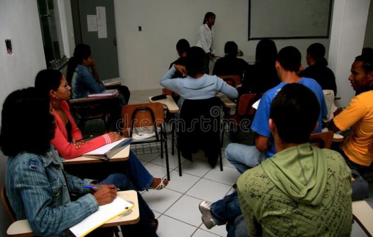 estudiantes en aula de clases universitarias