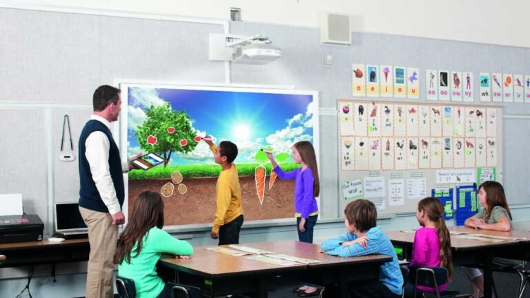 estudiantes en aula interactuando dinamicamente