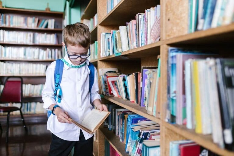 estudiantes explorando libros en una biblioteca