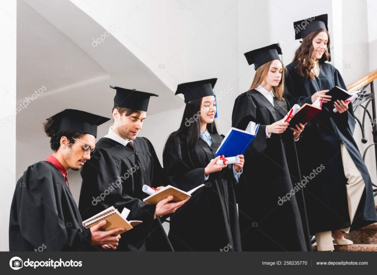 Cómo acceder a las mejores becas para estudiantes secundarios en Argentina 1 estudiantes felices con diplomas y libros