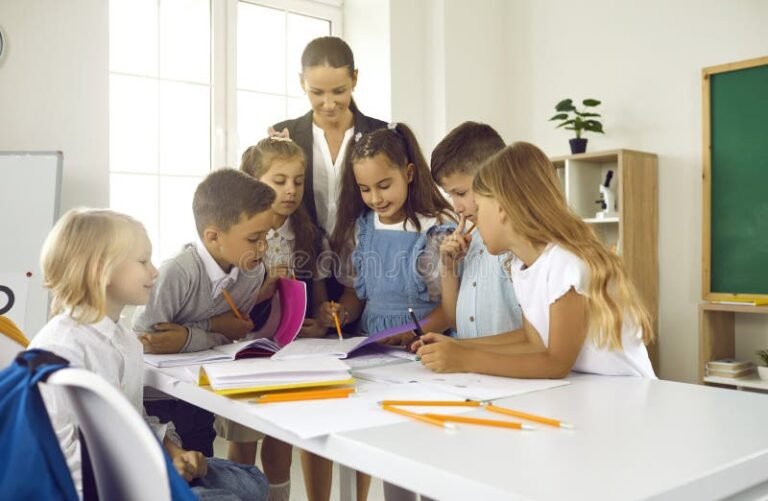 Cuándo comienzan las inscripciones para el programa Progresar 12 estudiantes felices en un aula moderna 1