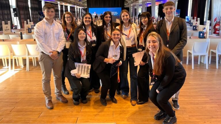 Cómo puedo terminar la secundaria en Buenos Aires 13 estudiantes felices graduandose en buenos aires