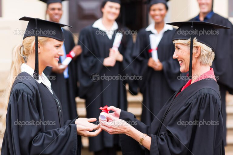 estudiantes felices recibiendo diplomas
