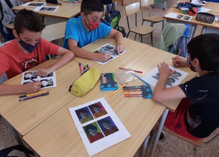 Qué opciones ofrece la Tecnicatura en Desarrollo Web en Unlam 18 estudiantes programando en un entorno creativo