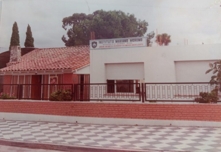 Cuáles son las características del Instituto Mariano Moreno en Luis Guillón 14 exterior del instituto mariano moreno en luis guillon