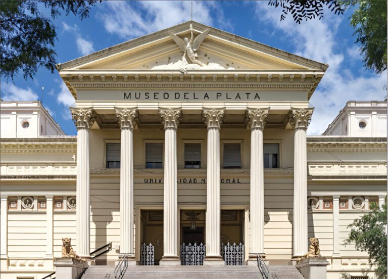 exterior del museo de ciencias naturales la plata