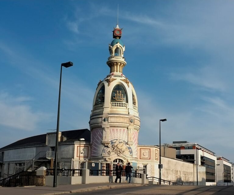 fabrica antigua con visitantes en tour