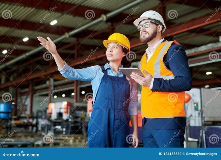 fabrica moderna con empleados trabajando juntos