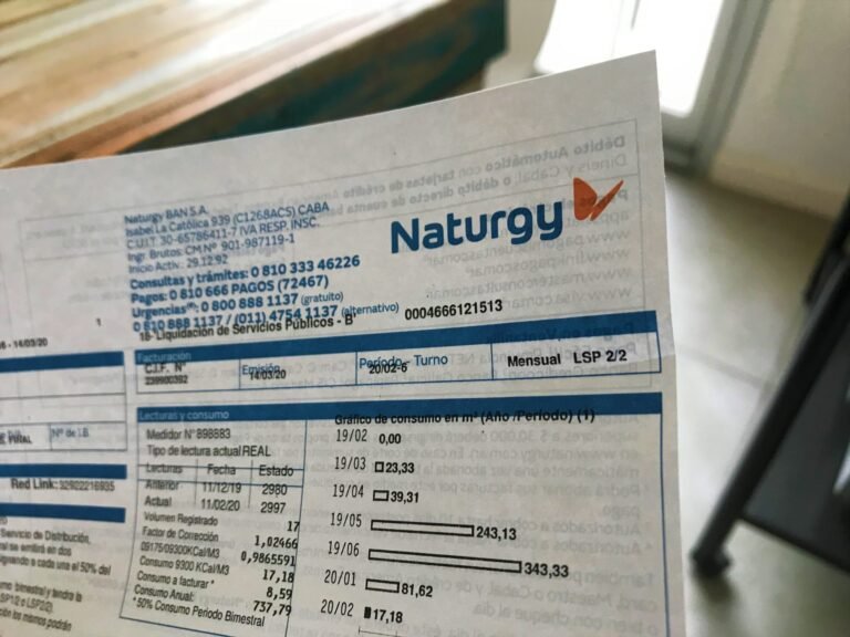 Cuándo empiezan a pagar el gas en Argentina y cómo se realiza el trámite 4 factura de gas sobre una mesa