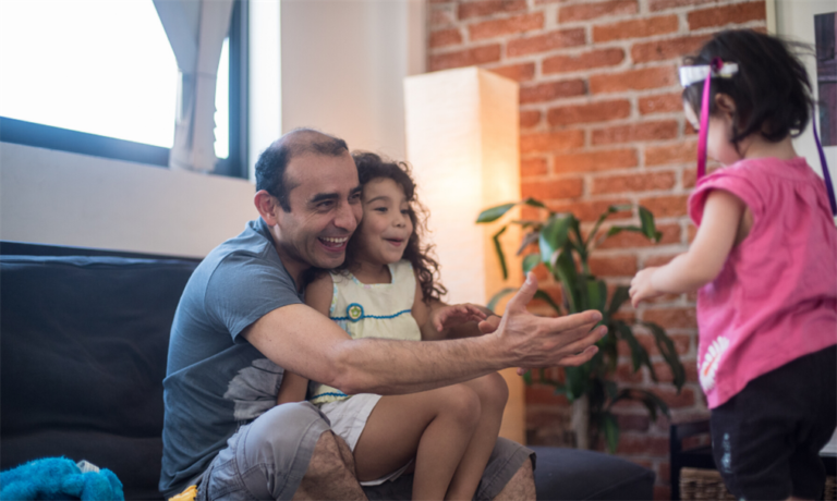 familia apoyando a un nino con discapacidad