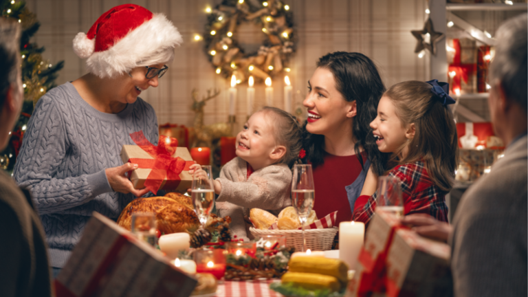 familia compartiendo en una celebracion navidena