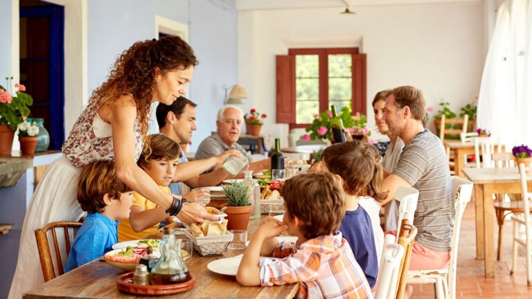 familia compartiendo una comida juntos