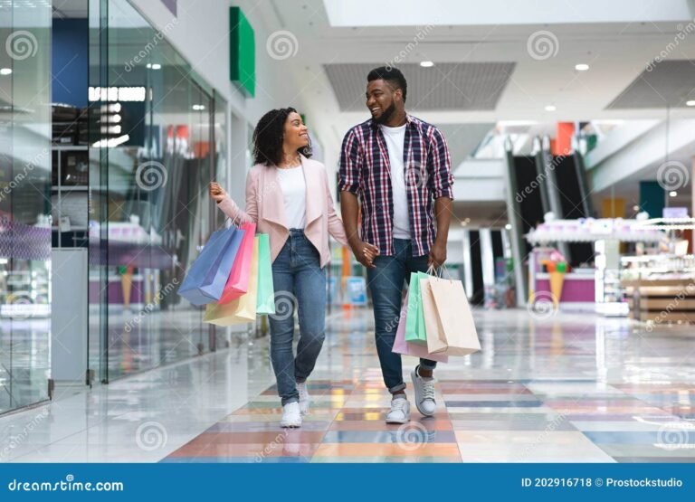 Qué beneficios ofrece la Visa Home en su resumen de tarjeta de crédito 15 familia disfrutando de compras en tienda