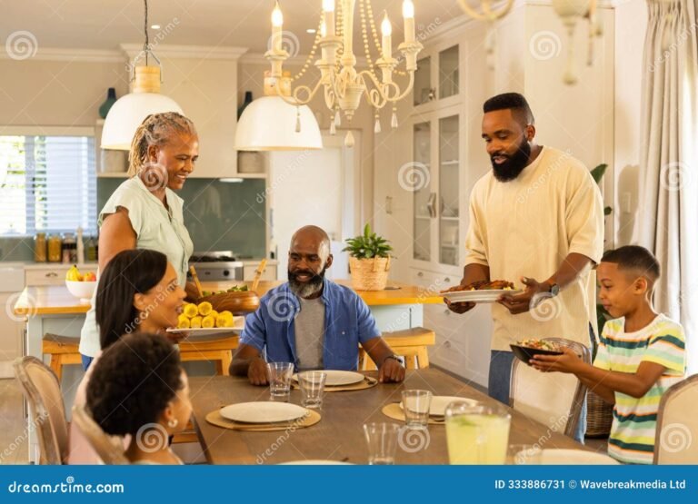 Cómo armar un menú semanal económico y delicioso para tu familia 18 familia disfrutando de una comida casera