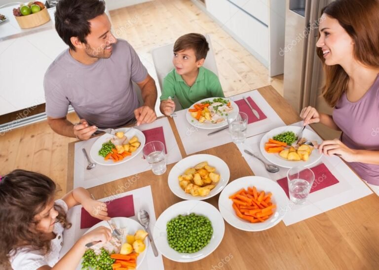 Cómo puedo saber si me corresponde la tarjeta alimentaria 14 familia disfrutando de una comida saludable