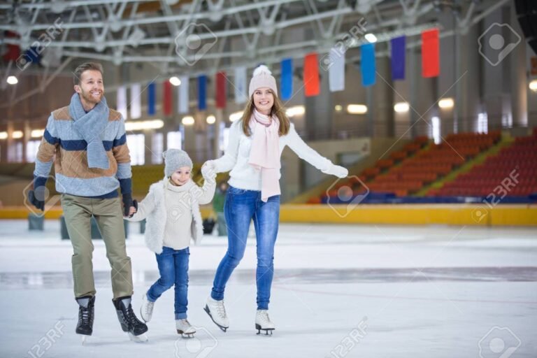 familia disfrutando en una pista de hielo