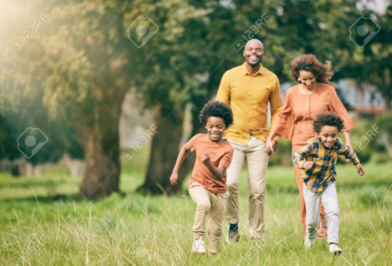 Dónde puedo obtener préstamos para asignación por hijo en Argentina 23 familia feliz con ninos en un parque