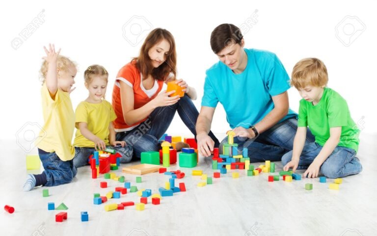 familia feliz con varios hijos jugando