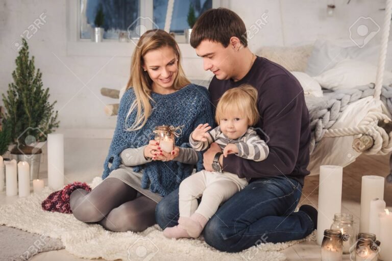 familia feliz en casa acogedora