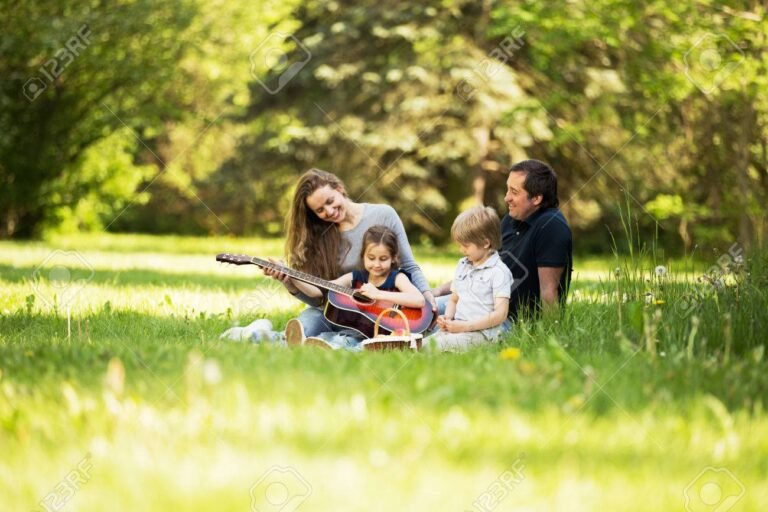 familia feliz en un campo soleado