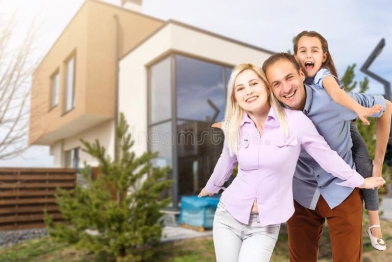 familia feliz frente a su nueva casa 1