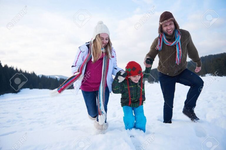 familia jugando en la nieve