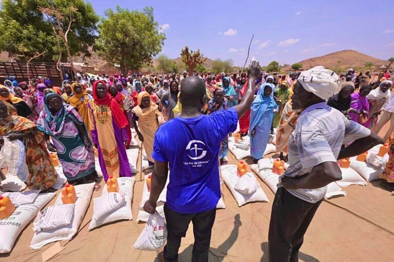 familia recibiendo ayuda alimentaria